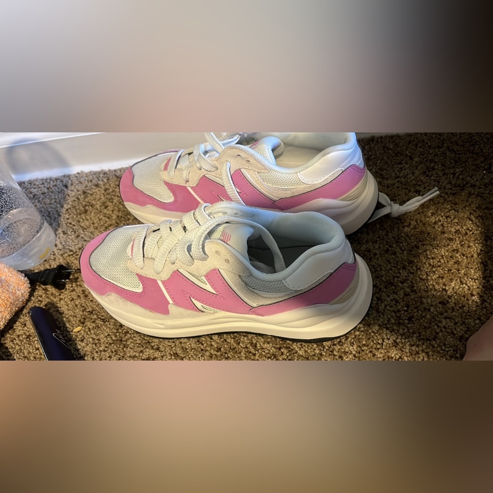 Brand new size 8! Runs more like a 7.5 in womens. Were too small on me. RARE.